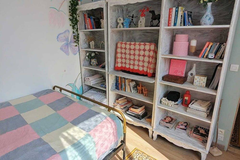 Quiet independent room with private bathroom/Wc, garden access, near Paris Orly in Savigny-sur-Orge, Essonne