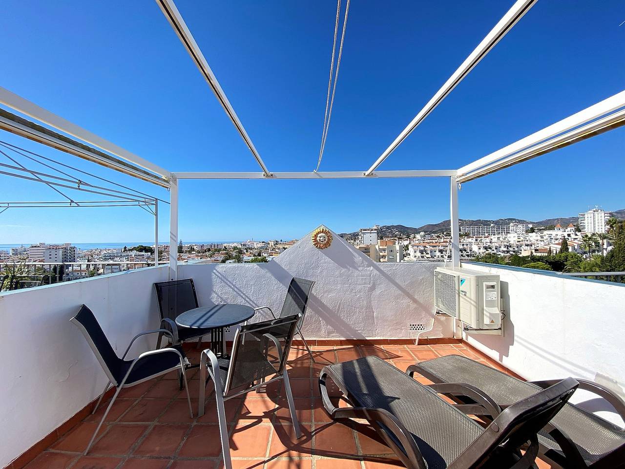 Maison moderne à Nerja avec clim, piscine commune, et Wi-Fi in Playa de Burriana, Nerja