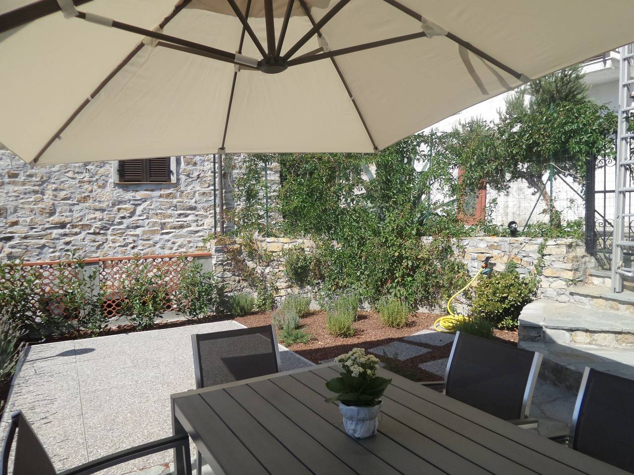Ganze Ferienwohnung, Ferienwohnung für 7 Personen mit Terrasse in Cipressa, Riviera di Ponente