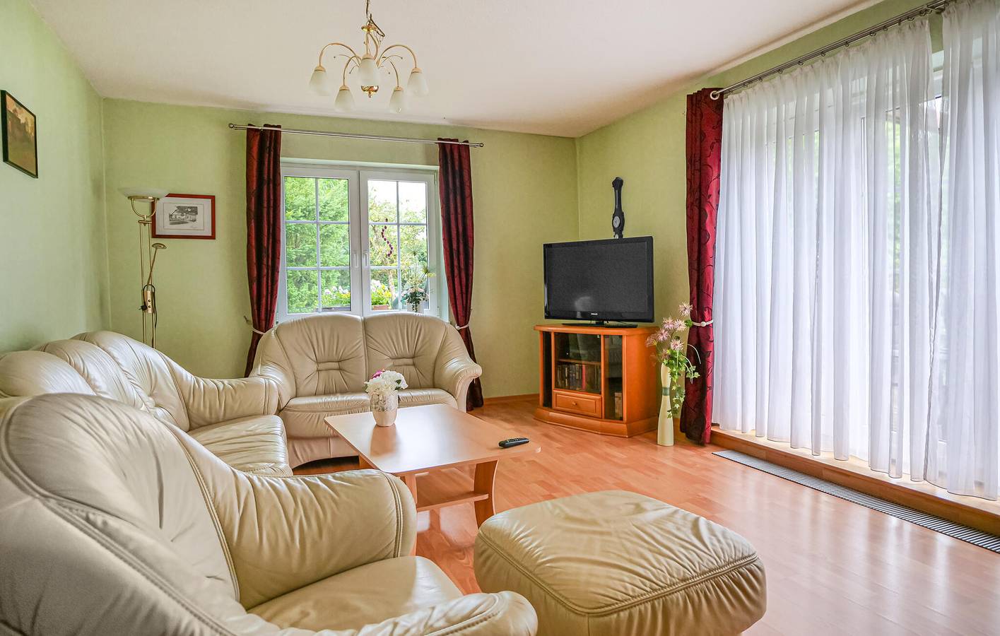 Apartamento vacacional entero, Retiro frente al río con jardín y aparcamiento, a 2,5 km de Drosedower Bek in Zirtow, Wesenberg