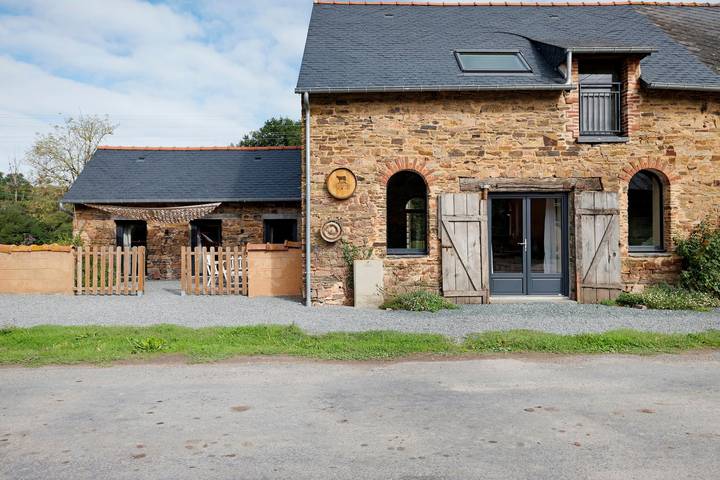 Appartement de vacances entier, Tiny house « Tiny house atypique à la Ferme » avec terrasse, jardin privé et Wi-Fi in Grand-Fougeray, Région de Redon
