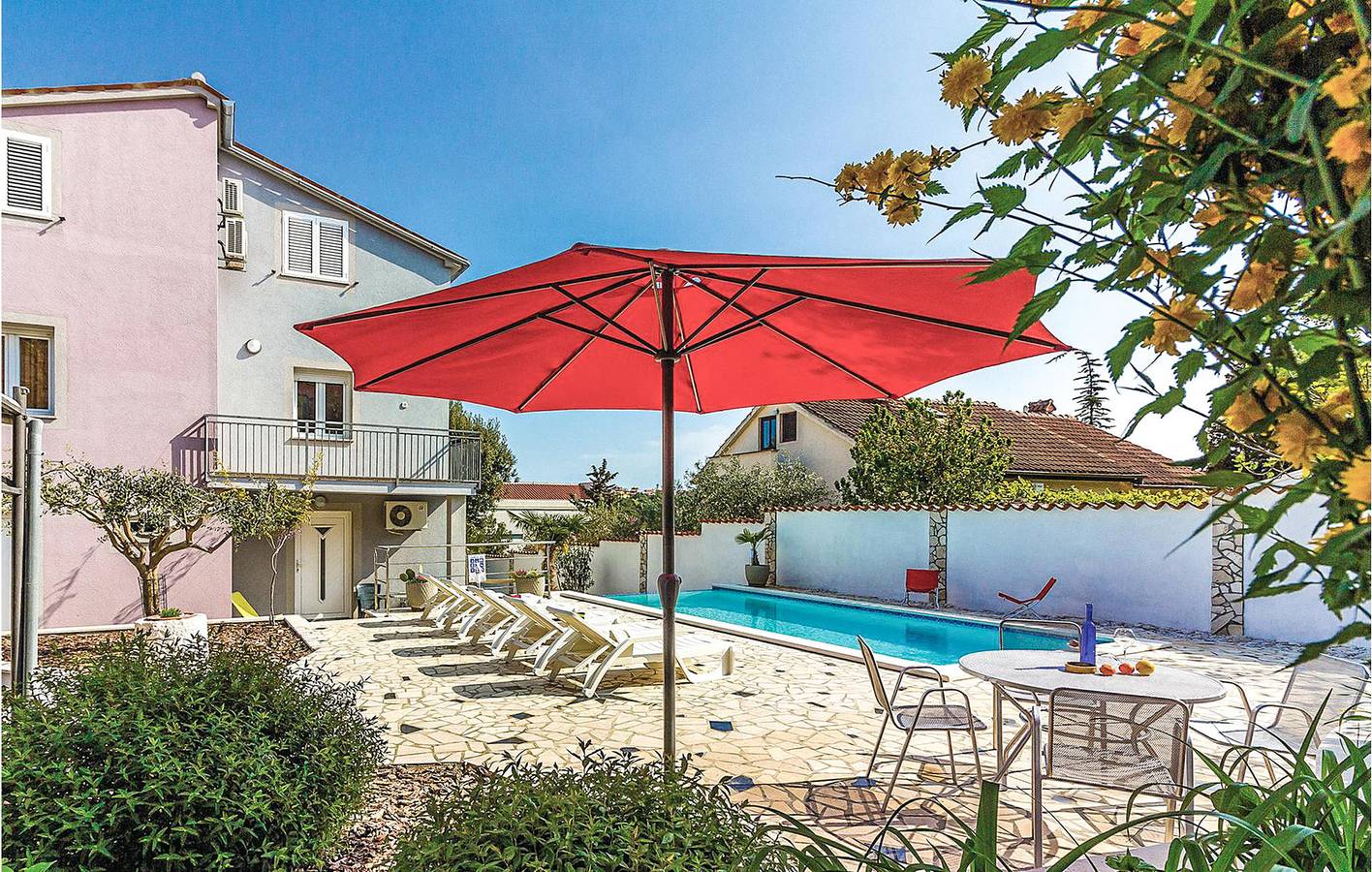 Ganze Ferienwohnung, Gemütliche Ferienwohnung mit Pool, Terrasse und WLAN – nur 1 km vom Strand entfernt! in Banjole, Südküste Istrien