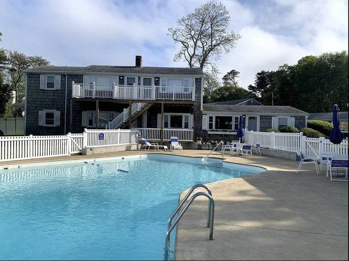 Vacation rental for 2 people, with yard and pool in Martha's Vineyard