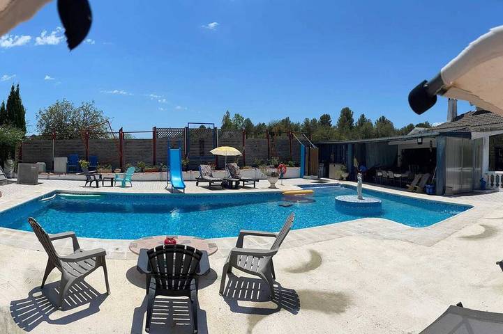 Villa pour 4 personnes, avec piscine et jardin