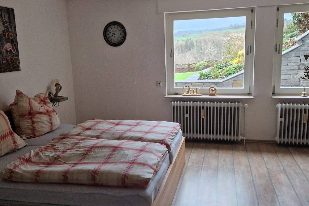 Ganze Wohnung, Ruhig gelegene Ferienwohnung am Waldrand mit tollem Ausblick in Bad Münstereifel, Naturpark Hohes Venn-Eifel
