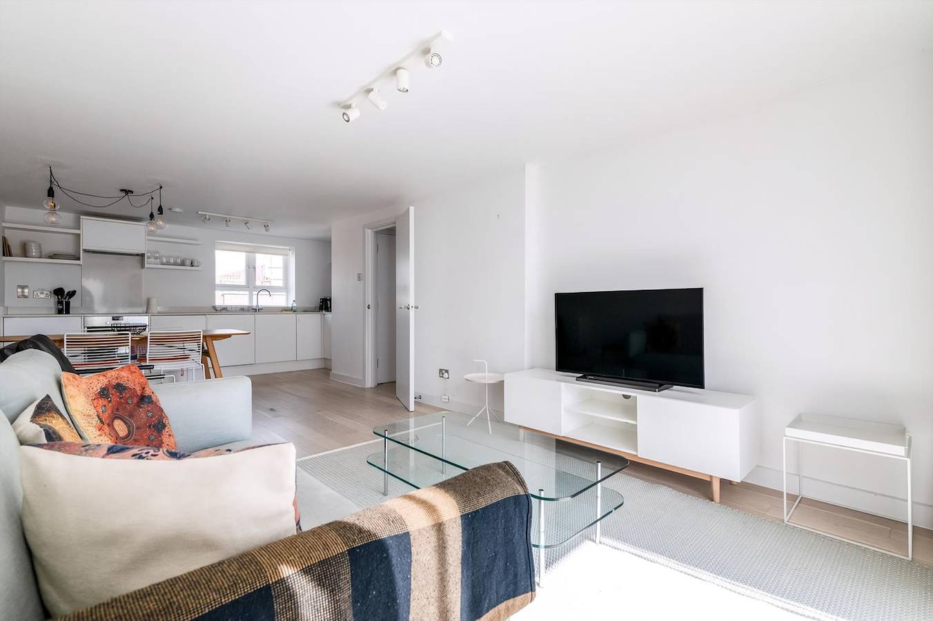 Ganze Wohnung, 2-Bed, 2-Bath with Balcony and City Views in London, Südostengland