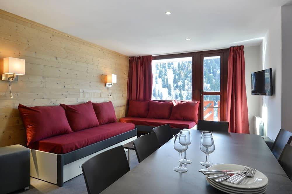 Entire apartment, Spacious renovated apt, 3 rooms + cabin, near slopes, 8 ppl, pets allowed in La Plagne, La Plagne-Tarentaise