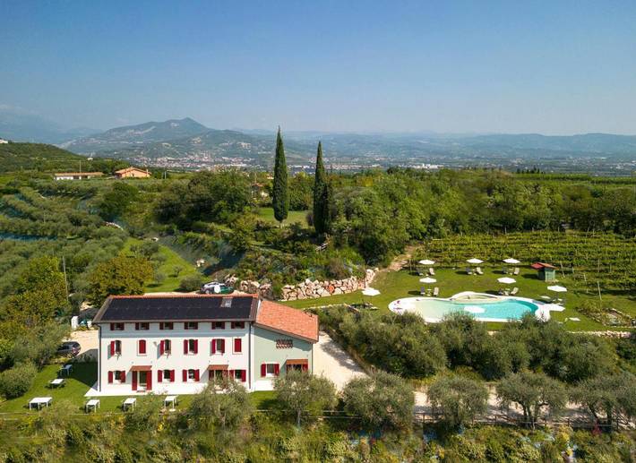 B&b per 2 persone, con Idromassaggio e Giardino nonché Piscina e Panorama a Bussolengo