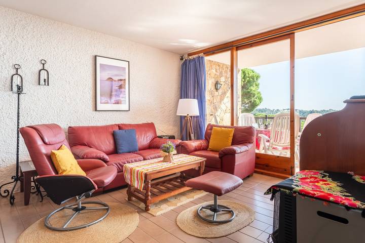 Apartamento entero, Apartamento 'Corinna' con vistas al mar, terraza privada y Wi-Fi in Santa Maria de Llorell, Tossa de Mar