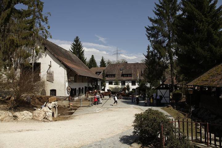 Hotel Lochmühle - Ferienapartment Klassik für 3 bis 6 Personen mit Kochnische und 2 Zimmern in Eigeltingen, Schwäbische Alb Radweg Region