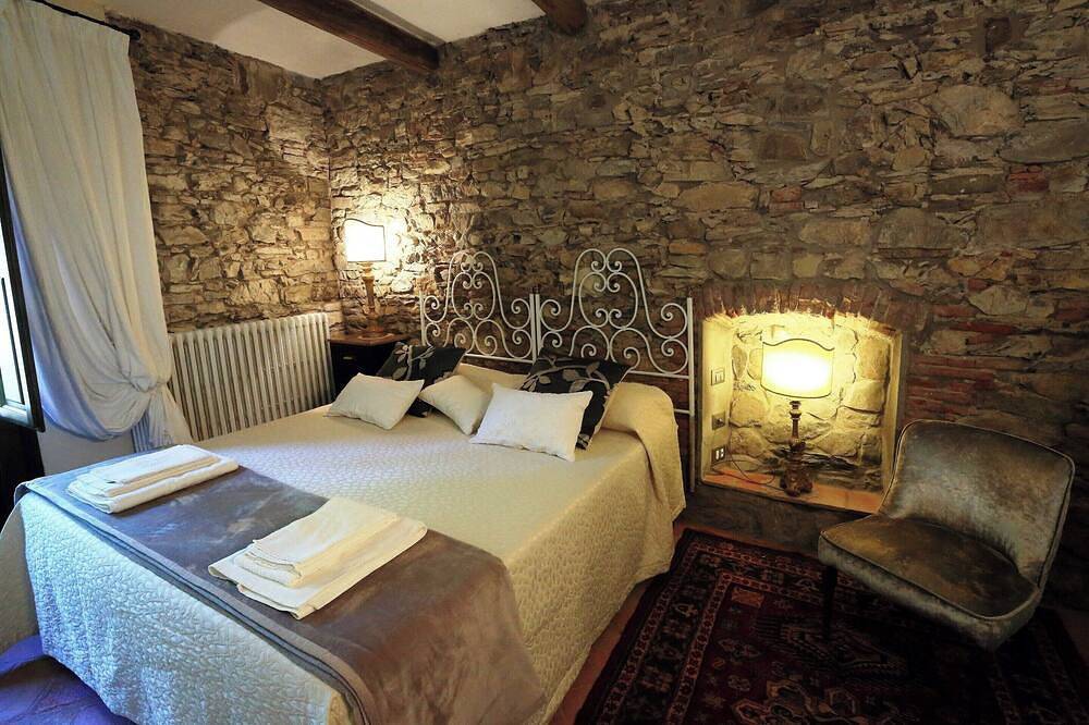 Authentic Tuscan hamlet with private infinity pool. 25 kilometers from Florence in Vaiano, Provincia de Prato