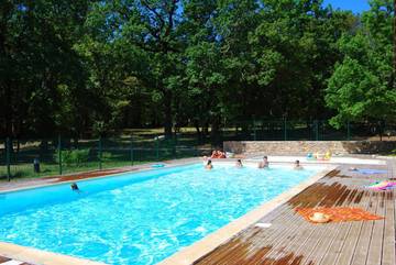 Parc de vacances pour 4 personnes, avec jardin et piscine ainsi que sauna et terrasse, animaux acceptés à Gramat