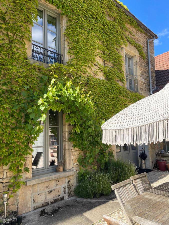 Location de vacances pour 10 personnes, avec piscine ainsi que jardin et vue, animaux acceptés à Gigny - 3