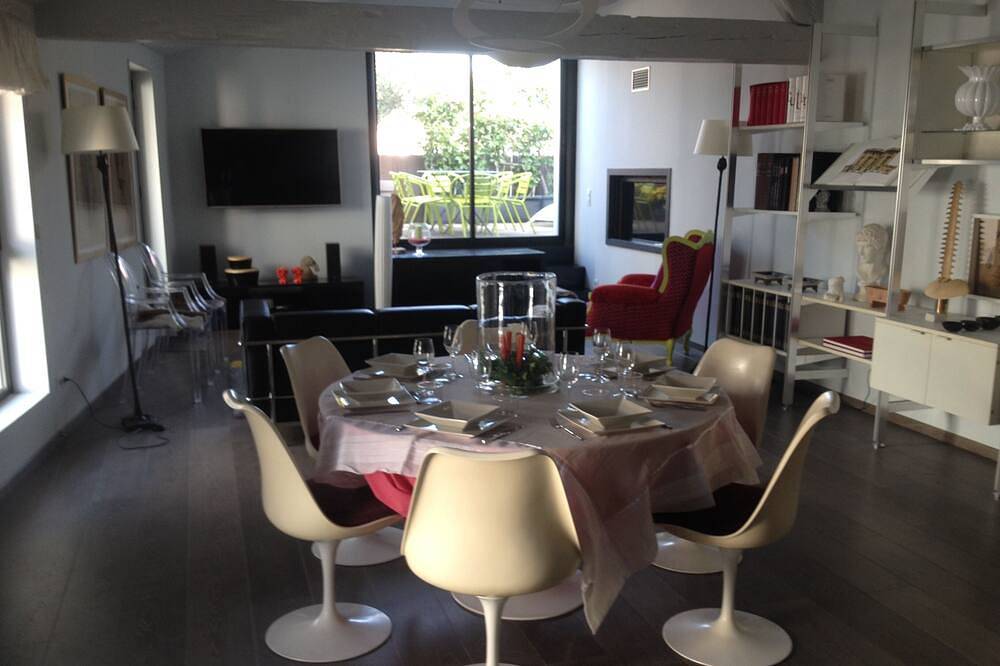 Appartement entier, Appartement de prestige dans centre historique situe au 3° etage avec ascenseur in Perpignan, Côte d'Améthyste