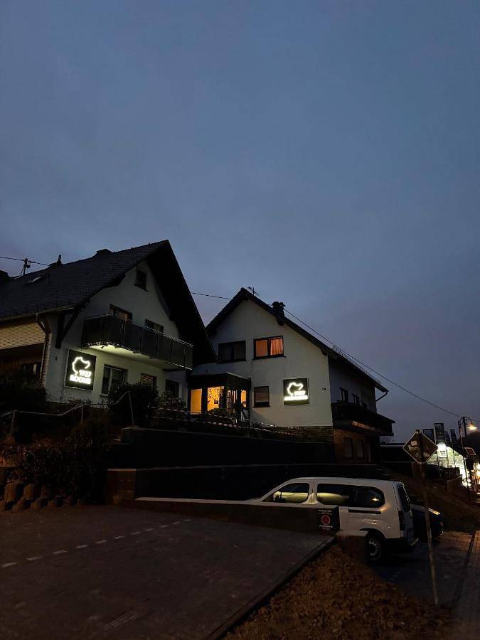 1927Rooms mit Blick auf die Nürburgring Nordschleife und fußläufig zum Gp-Fahrerlager in Nürburgring, Nürburg