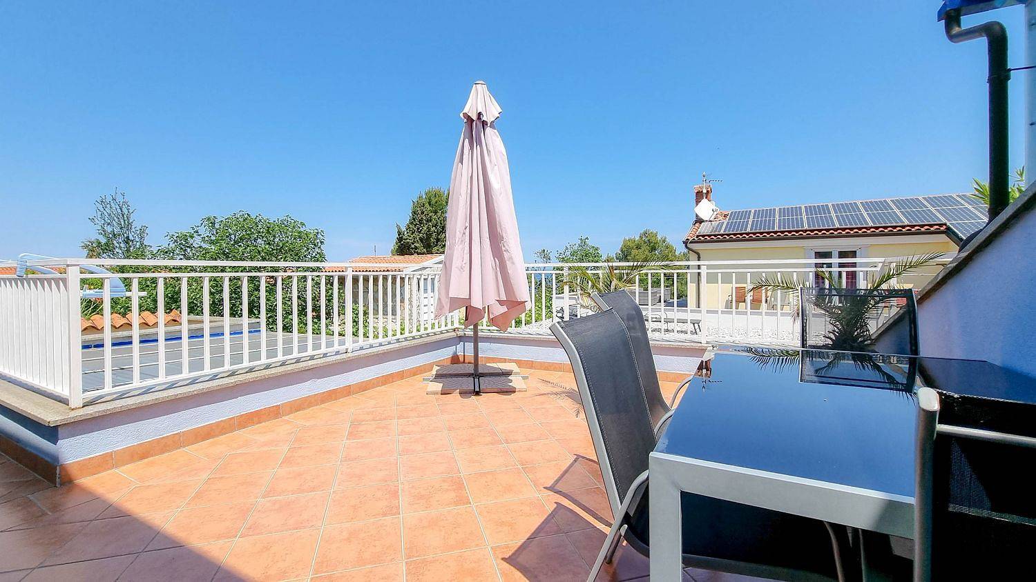 Ganze Wohnung, Helles Apartment nur 50 Meter zum Strand mit herrlichem Meerblick, Waschmaschine, Grill in Crveni Vrh, Umag und Umgebung