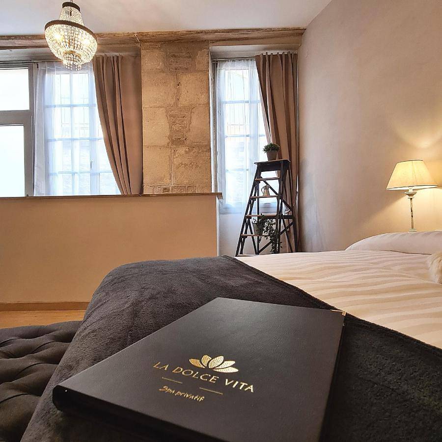 Queen Room with Spa Bath in Dole, Jura