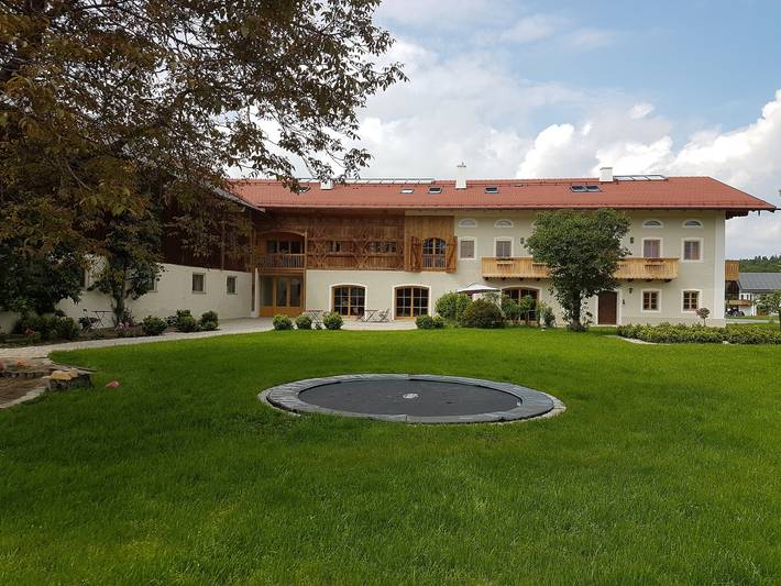 Ferienhaus für 4 Personen, mit Balkon und Whirlpool sowie Terrasse und Garten in Eggstätt