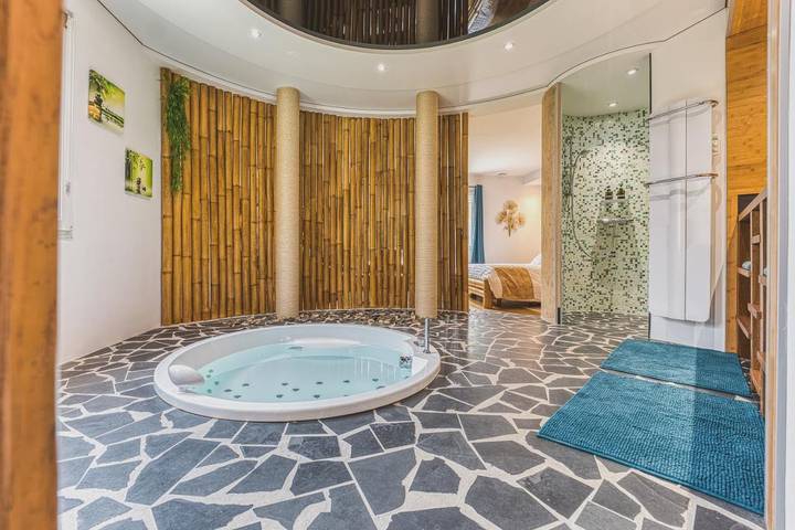 Chambre d’hôte pour 2 personnes, avec Jacuzzi et Terrasse ainsi que Jardin et Vue à Magny-le-Hongre