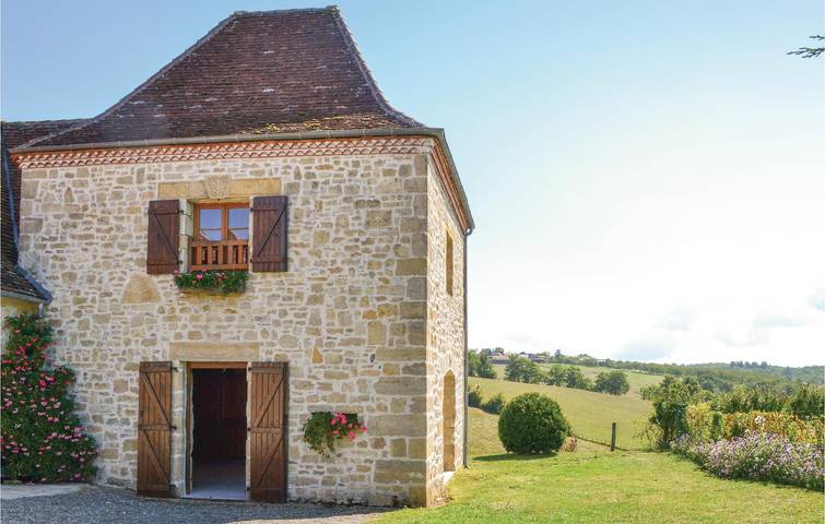 Appartement confortable de 111 m2 avec piscine et cuisine, près de La Chapelle-Saint-Jean in La Chapelle-Saint-Jean, Périgord Noir