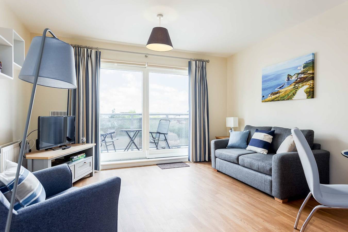 Entire apartment, Coxswain's Cabin - Moments from Hamworthy Beach in Poole, Poole Harbour