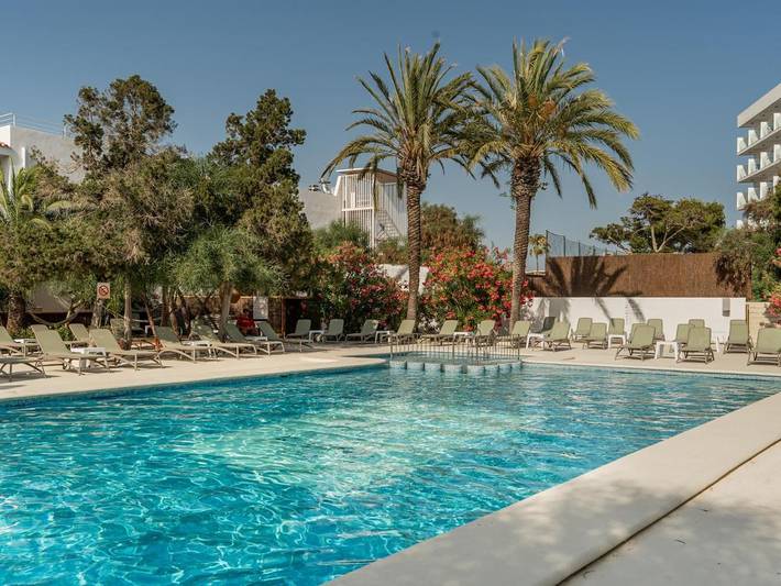 Apartahotel para 3 personas, con Balcón y Terraza además de Jardín y Piscina en Ibiza