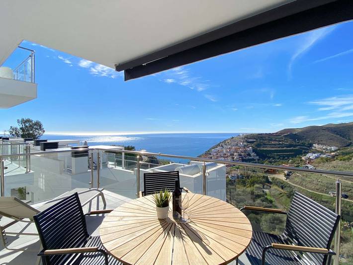 Ferielejlighed for 4 personer, med pool og balkon samt havblik i Nerja