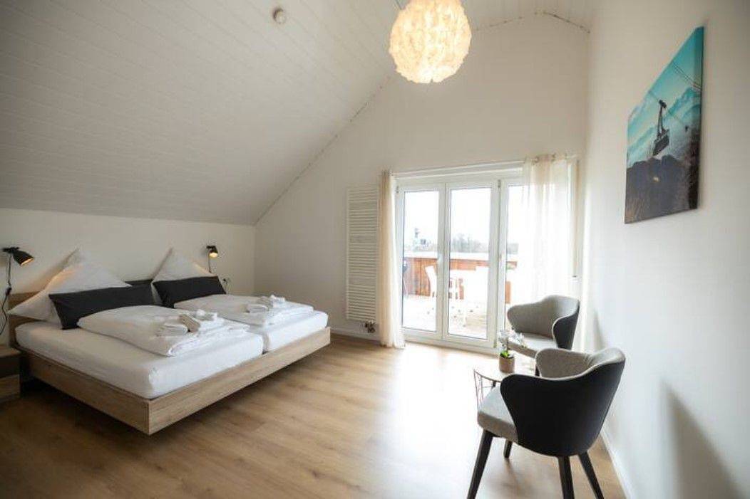 Ganze Wohnung, Ferienwohnung Rose im gemütlichen Gästehaus Benedikt in Friedrichshafen, Region Bodensee-Oberschwaben