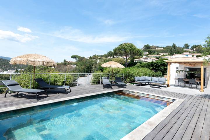 Location de vacances pour 9 personnes, avec jardin ainsi que terrasse et piscine à Roquebrune-sur-Argens - 2