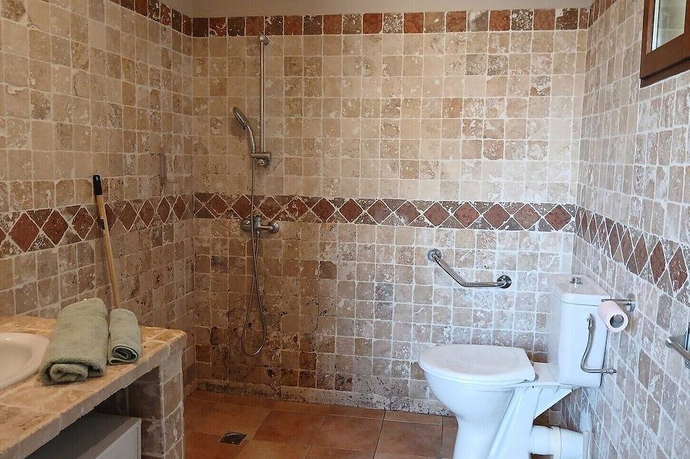 Entire apartment, Air-conditioned 20m2 studio with swimming pool and free parking, equipped for Pmr. in Sisco, Cap Corse