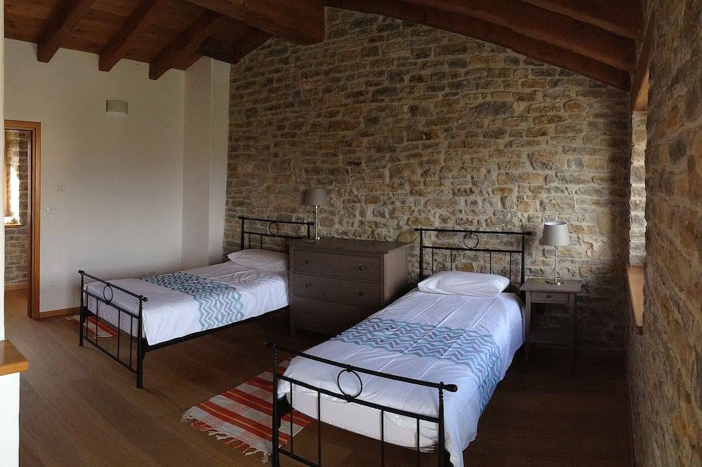 Restored Old Stone Farmhouse With Private Pool - Ideal For Families in Buje, Središnja Istra