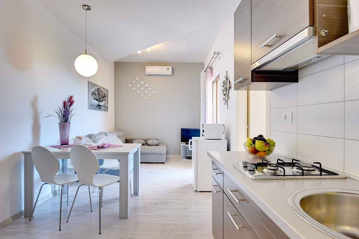 Ganze Ferienwohnung, Ferienwohnung mit schönem Garten zur gemeinsamen Nutzung in Vinkuran, Südküste Istrien