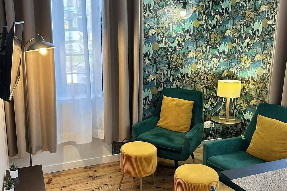 Entire apartment, 2-person air-conditioned 1-bedroom apartment near Aïga Resort Grand Sarcoui A01 in Châtel-Guyon, Volcans d'Auvergne Regional Nature Park