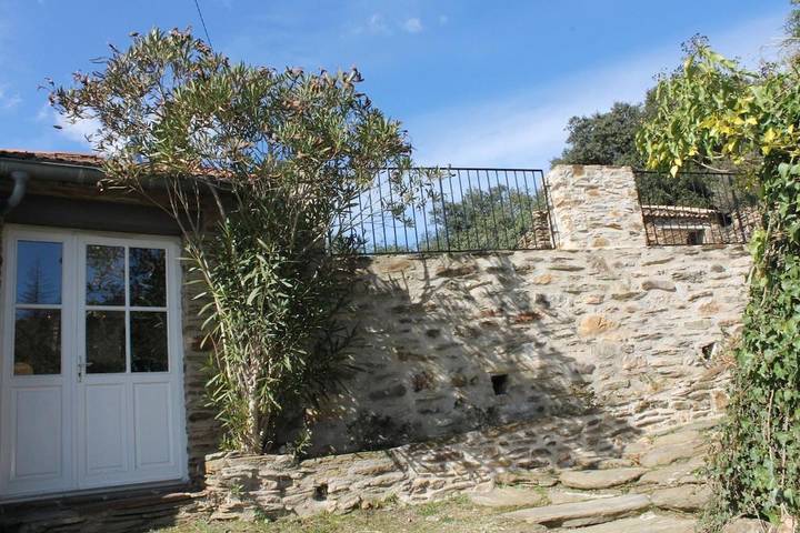 Gîte pour 4 personnes, avec terrasse et vue à Combes