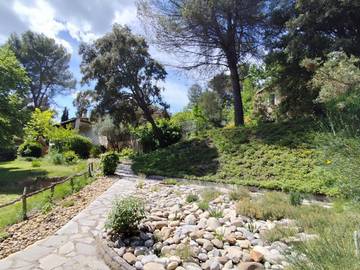 Gîte pour 2 personnes, avec jardin et vue à Valensole