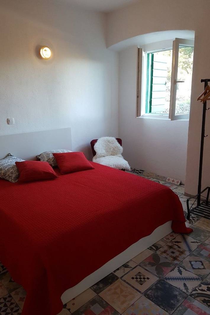 Charmantes 2-Sz-Gartenapartment mit Pool & Grill nahe Strand in Milna, Brac