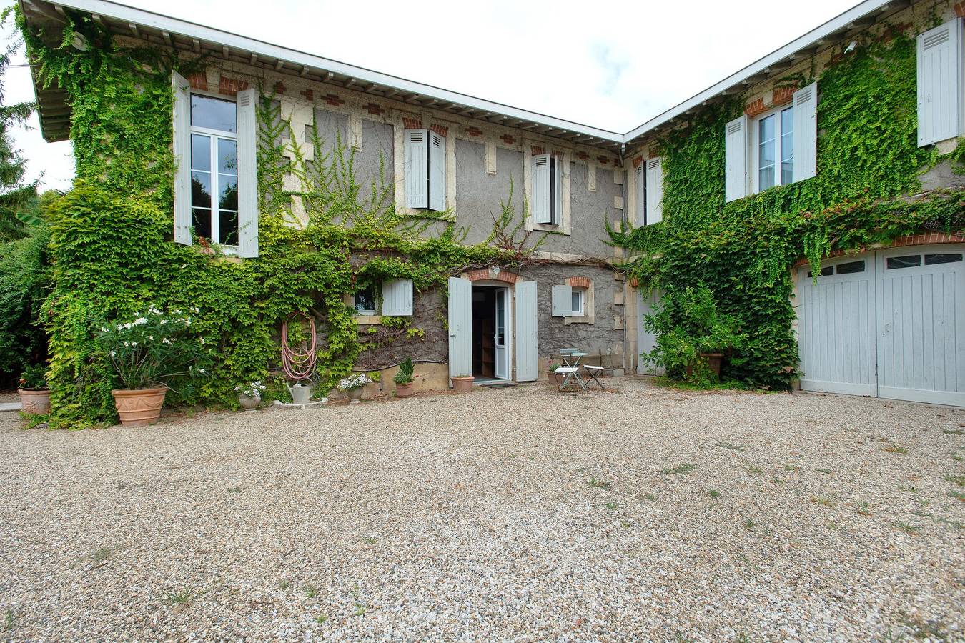 Guest Room “L’annexe De Camillac - Chambre 1920” with Private Garden and Wi-Fi in Bourg, Blaye region