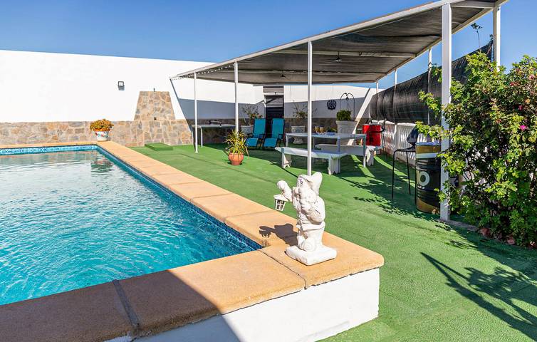 Un apartamento acogedor a 2 km del centro de la ciudad: piscina, wifi y barbacoa en un elegante apartamento in Pechina, Costa de Almería
