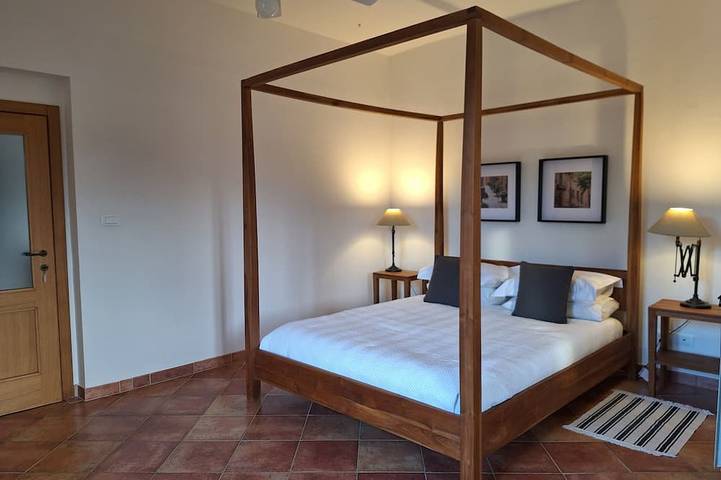 Peaceful Rural Villa, Large Private Pool, Diving Board, Mountain & Village Views in Gualdo, Monti Sibillini National Park