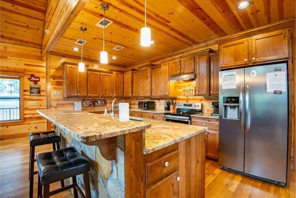 This cabin is a 2 bedroom(s), 2.5 bathrooms, located in Broken Bow, Ok. in Broken Bow, Broken Bow Lake