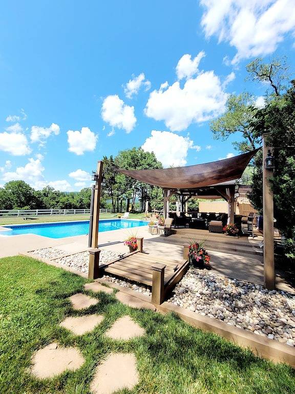 Cottage on quiet farm close to town and wineries in Albemarle County