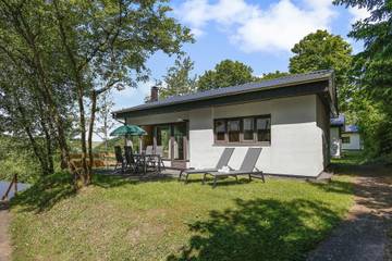 Ferienhaus für 4 Personen, mit Terrasse und Balkon/Terrasse in der Eifel