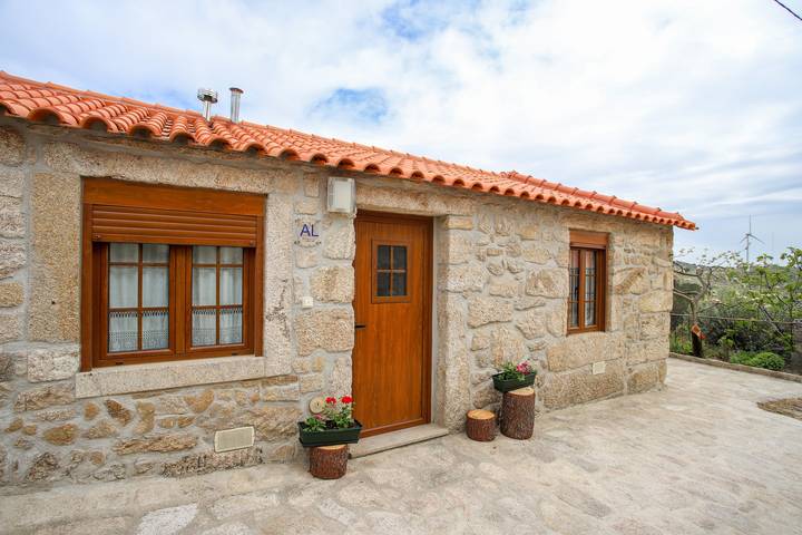 Country House 'Casa Do Avô - Alojamento Sortelha' with Private Garden, Wi-Fi and Air Conditioning in Beira Interior Norte, Sortelha