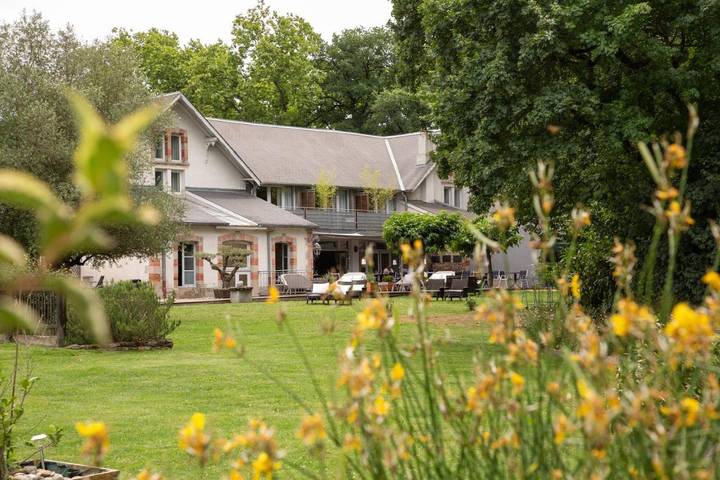 Location de vacances pour 30 personnes, avec Balcon et Terrasse ainsi que Jardin et Piscine à Garrevaques