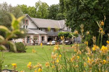 Gîte pour 30 personnes, avec vue ainsi que piscine et jardin à Garrevaques