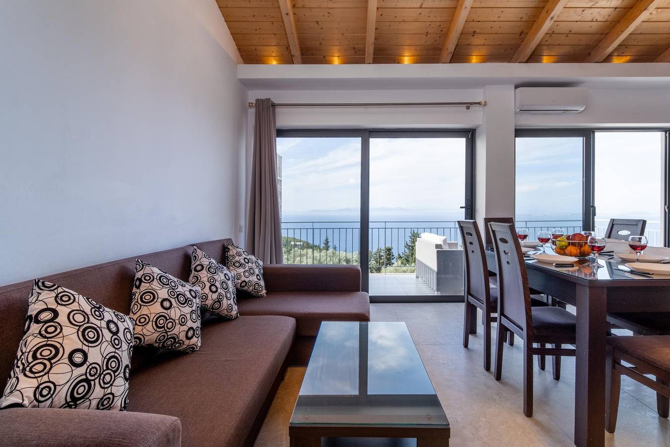 Entire apartment, Apartment Deluxe Suite with Sea View A close to Beach with Shared Pool & Wi-Fi in Greece