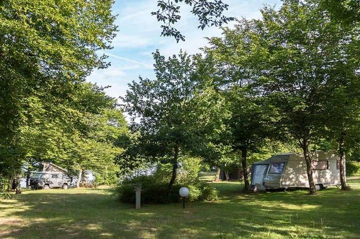 Gemütliches Mobilheim für 2 mit Terrasse in Isle-et-Bardais, Montluçon und Umgebung
