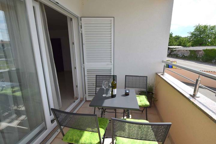 Ganze Ferienwohnung, Ferienwohnung mit Balkon und Klimaanlage in Malinska-Dubašnica, Krk