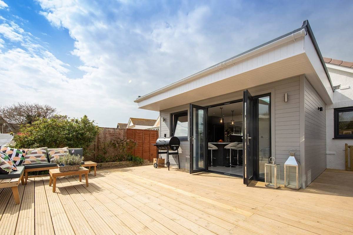 Seaside Serenity: 3-Bed, Deck & Garden, Near Shore in West Sussex