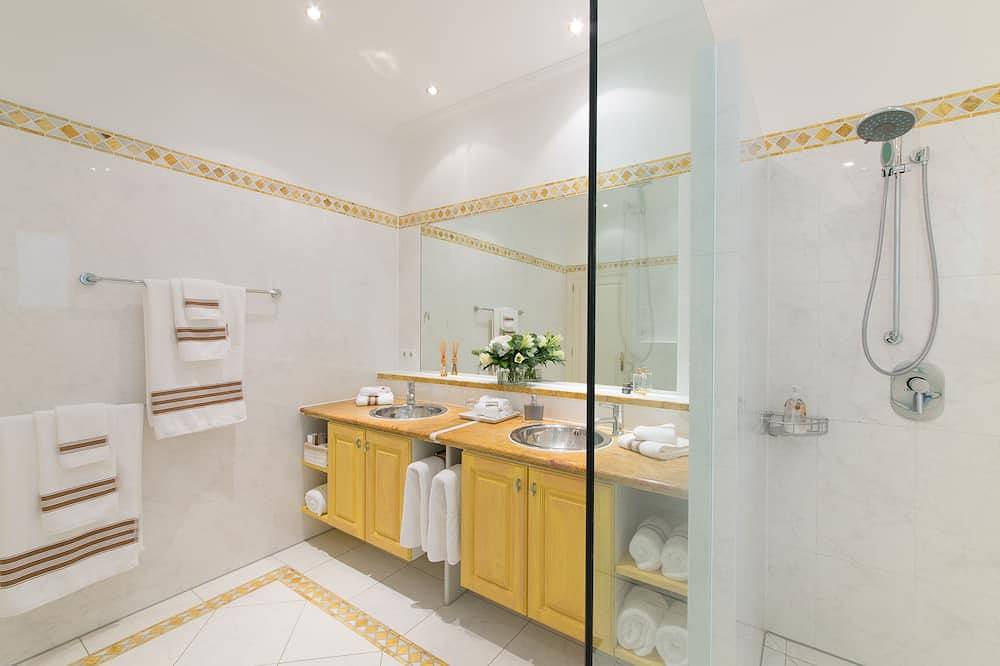 Luxury villa, views of Santa Ponsa Bay, heated pool and fully airconditioned in Santa Ponça, Calvià
